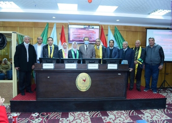 رئيس جامعة سوهاج يشهد مناقشة ماجستير لباحثة في مجال أمراض النبات