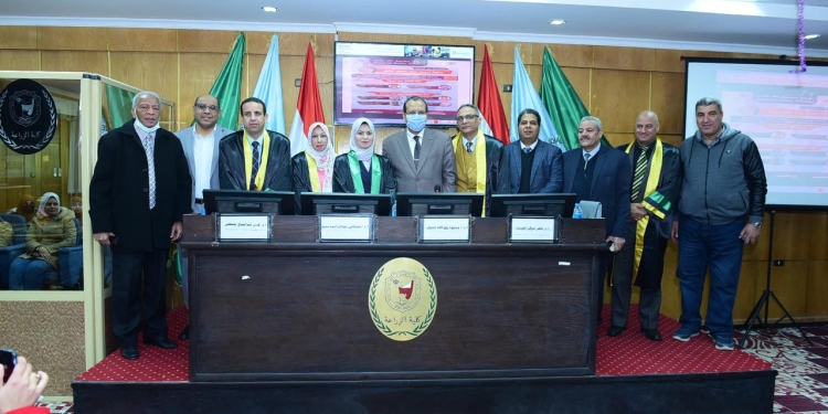 رئيس جامعة سوهاج يشهد مناقشة ماجستير لباحثة في مجال أمراض النبات