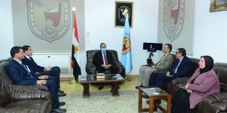 رئيس جامعة سوهاج يستقبل أعضاء لجنة قطاع التربية بالأعلى للجامعات