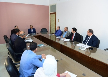 رئيس جامعة سوهاج يناقش خطة العمل الجديدة لجهاز تنمية المشروعات