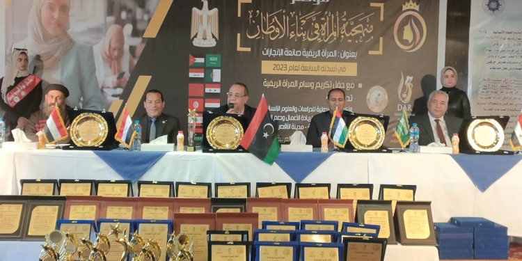 تكريم رئيس جامعة أسوان السابق بمؤتمر منهجية المرأة العربية بالأقصر