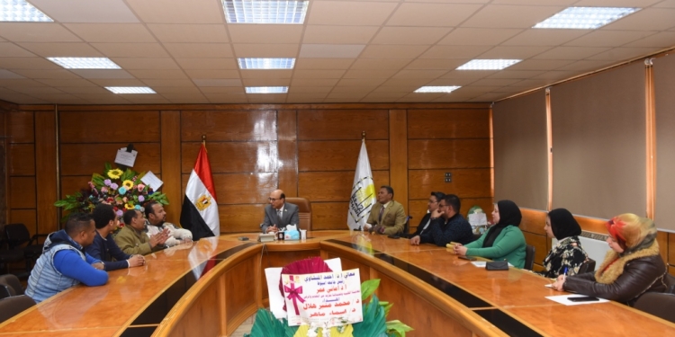 رئيس جامعة أسيوط يؤكد على حرصه على مصلحة كافة العاملين بالجامعة