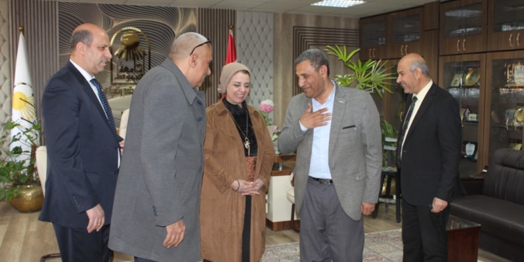 رئيس جامعة أسيوط تشيد بدور جهاز الخدمات العامة فى كثير من المجالات داخل الجامعة