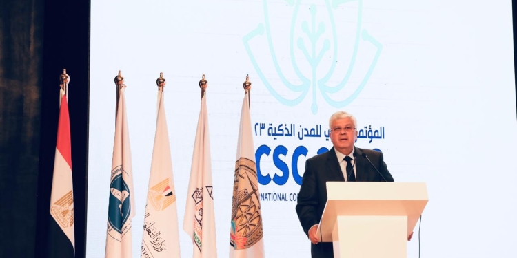 الدكتور أيمن عاشور وزير التعليم العالي والبحث العلمي