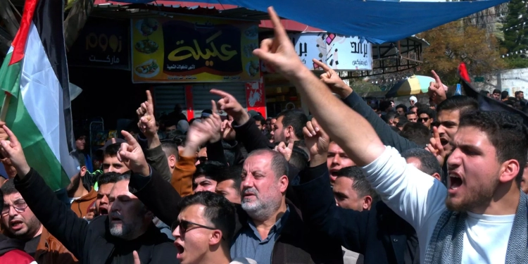 دعما للمقاومة الفلسطينية ... مظاهرة طلابية في غزة تضامنا مع الضفة