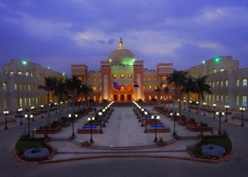 السفير عمرو موسى يشارك في ندوة "دردشة في السياسة" بالجامعة البريطانية في مصر