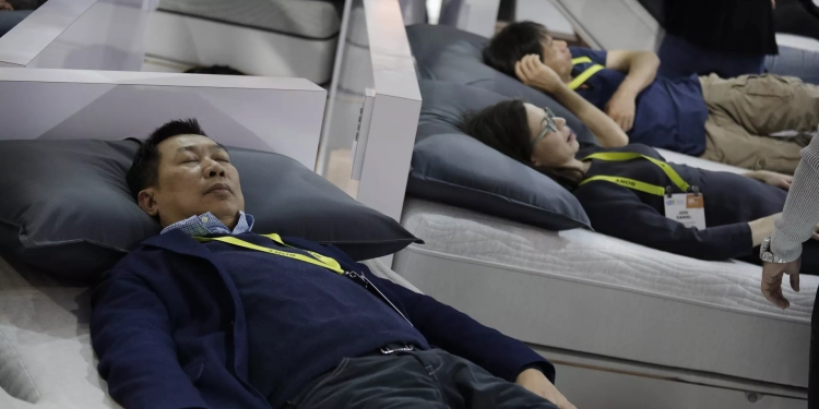 دراسة: البشر قد يحتاجون للنوم لساعات أطول خلال الشتاء