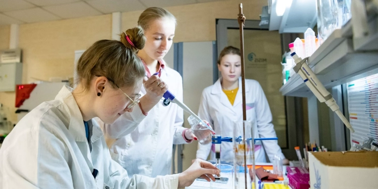 علماء روس يطلقون أول شبكة عصبية كمومية