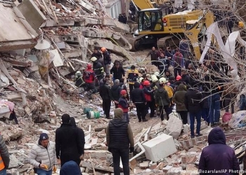 عواقب الزلزال تتوالى ... تركيا تعلن استمرار تعليق الدراسة حتى الأول من مارس المقبل وضرب زلزال بلغت قوته 7.9 درجة جنوب تركيا في ساعة مبكرة من صباح الإثنين الماضي، وشعر به سكان سوريا ولبنان والعراق ومصر واليونان وقبرص وأرمينيا، وقد خلف آلاف القتلى وآلاف الجرحى في تركيا وسوريا، إضافة إلى انهيار عدد كبير من المباني وحصار العشرات تحت الأنقاض، وخروج السكان إلى الشوارع المغطاة بالثلوج. وأعلنت السلطات التركية درجة الإنذار الرابعة التي تعني طلب مساعدة دولية، ويساهم الجيش التركي في عمليات الإنقاذ بالمناطق المنكوبة.