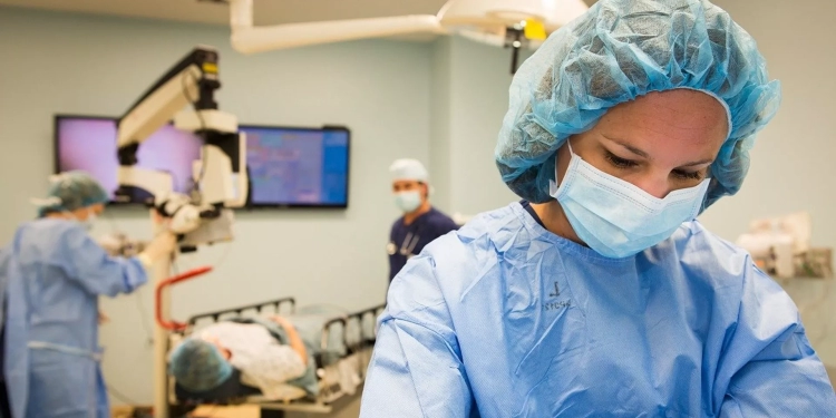 علماء جامعة سامارا الروسية يكتشفون طريقة لزيادة دقة العمليات الجراحية