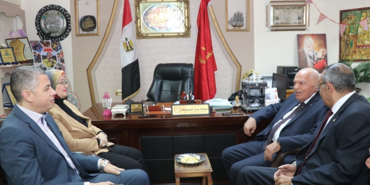 محافظ بورسعيد يستقبل نقيب المعلمين لبحث التعاون والإرتقاء بالمنظومة