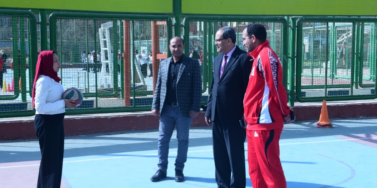 رئيس جامعة سوهاج يتفقد التدريبات العملية لمقرر اللياقة البدنية بالتربية الرياضية