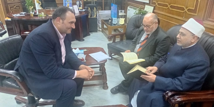 رئيس جامعة الأزهر يشيد بمركز تحقيق النصوص ويوجه بزيادة نتاجه وتنوعه ليشمل مختلف التخصصات