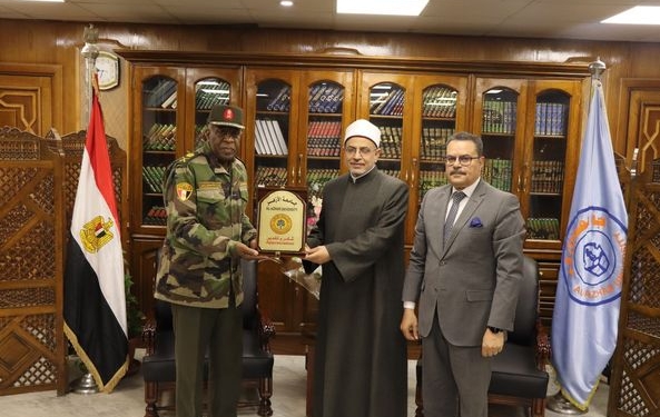 رئيس جامعة الأزهر يستقبل مساعد رئيس أركان حرب القوات المسلحة ويشيد بجهود خير أجناد الأرض في الحفاظ على الأرض والعرض