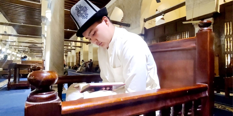 الطلاب الوافدون: رمضان في الأزهر مختلف.. والسر في التراويح