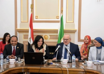 رئيس جامعة القاهرة خلال اجتماع مجلس كلية الآداب