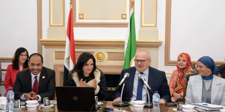 رئيس جامعة القاهرة خلال اجتماع مجلس كلية الآداب