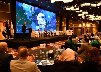 رئيس جامعة حلوان يشارك في منتدى النهضة الاقتصادي