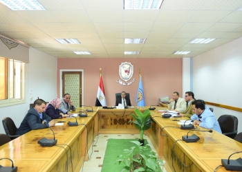 رئيس جامعة سوهاج يعقد اجتماعًا استعدادًا للمشاركة في مسابقة أفضل جامعة صديقة للبيئة