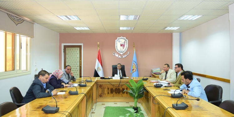 رئيس جامعة سوهاج يعقد اجتماعًا استعدادًا للمشاركة في مسابقة أفضل جامعة صديقة للبيئة