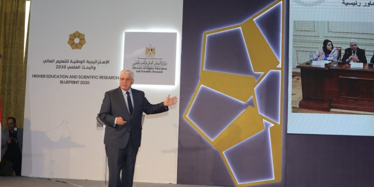 الدكتور أيمن عاشور وزير التعليم العالي والبحث العلمي