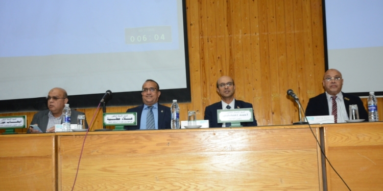 رئيس جامعة أسيوط: الدولة تسعى لتحسين أحوال الأطباء