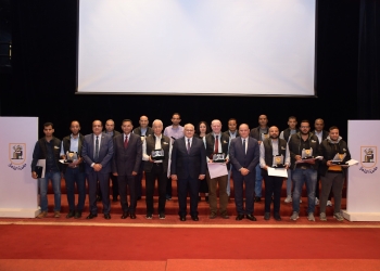 رئيس جامعة القاهرة يكرم الفريق البحثي بكلية الهندسة المشارك في الكشف العالمي للممر السري بالهرم الأكبر