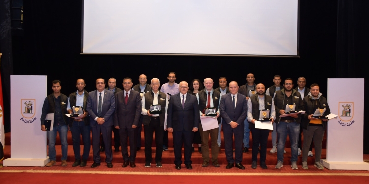 رئيس جامعة القاهرة يكرم الفريق البحثي بكلية الهندسة المشارك في الكشف العالمي للممر السري بالهرم الأكبر