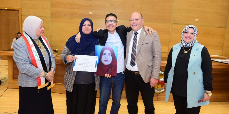 طلاب من أجل مصر بـ"جامعة سوهاج" تحتفل بيوم المرأة المصرية