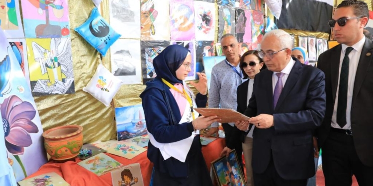 التربية والتعليم في أسبوع.. تكثيف إجراءات تفعيل مجموعات الدعم المدرسي ومشاركة أشهر المعلمين التقديم حصص على القنوات التعليمية للتخفيف عن الأهالي