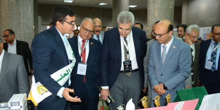 المنتدى الأول للجامعات المصرية .. جامعة أسيوط تشهد افتتاح معرض المشروعات البيئية