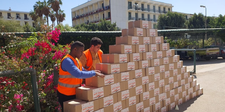 رئيس جامعة أسيوط يشارك أسرة طلاب من أجل مصر تجهيزات " كرتونة الخير"| صور
