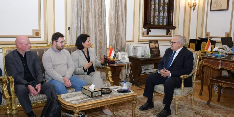 رئيس جامعة القاهرة يستقبل وفد مؤسسة AQAS الألماني للاعتماد الدولي لكلية الإعلام