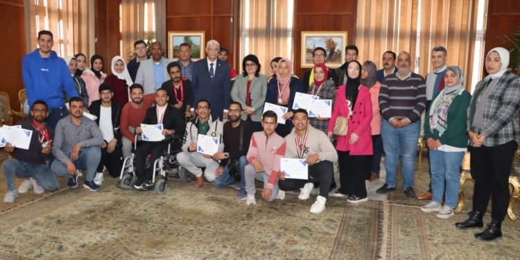 رئيس جامعة المنوفية يكرم فريق ذوي الهمم الحائز علي 14 ميدالية متنوعة