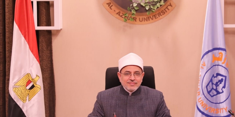 رئيس جامعة الأزهر يشيد بقرارات رئيس الجمهورية بشأن تحسين دخول العاملين بالجهاز الإداري للدولة