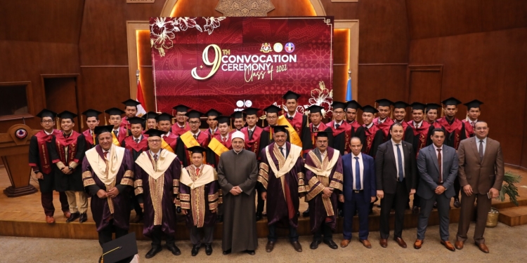 رئيس جامعة الأزهر يشهد تخريج الدفعة التاسعة من أطباء وطبيبات ماليزيا بمستشفى الحسين الجامعي