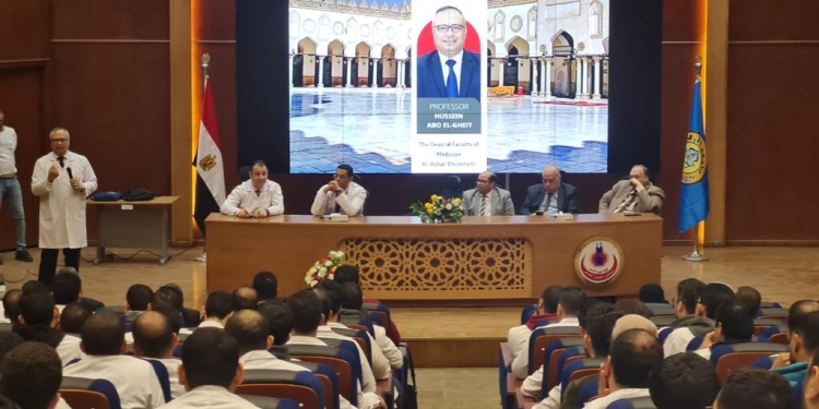 جامعة الأزهر : لقاء تعريفي لأطباء الامتياز الجدد في كلية الطب