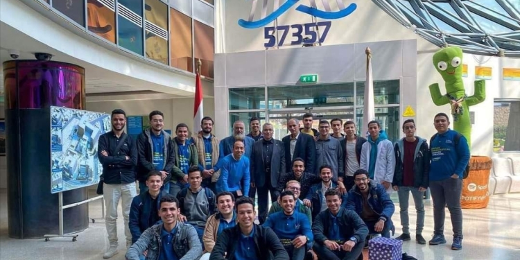 جامعة الأزهر : طلاب كلية الصيدلة يزورون مستشفى 57357 حاملين الهدايا