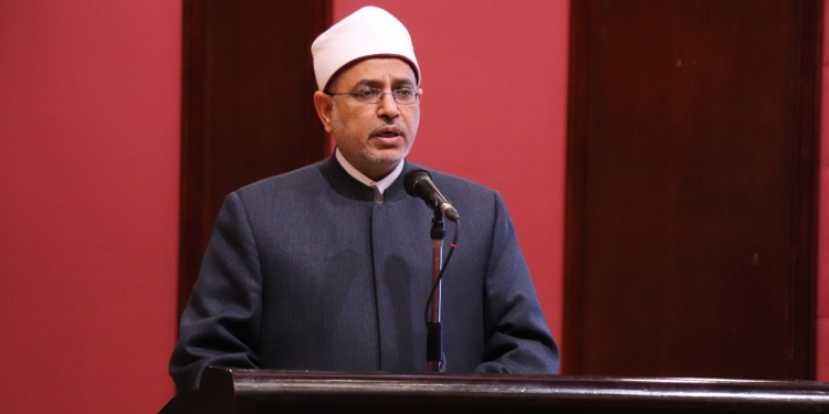 رئيس جامعة الأزهر محذرًا من خطورة وسائل التواصل الاجتماعي: تقطع الأرحام وتفسد الأخلاق وتروج الشائعات