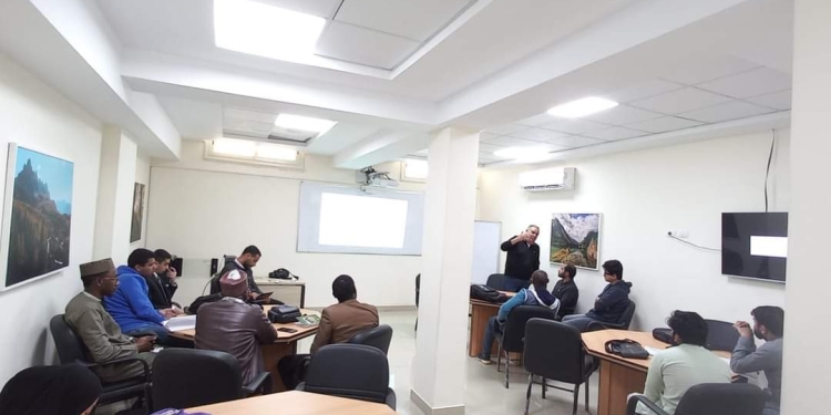 الإذاعي طارق أبو السعود يدرب الوافدين بالأزهر على فنون التعليق الصوتي