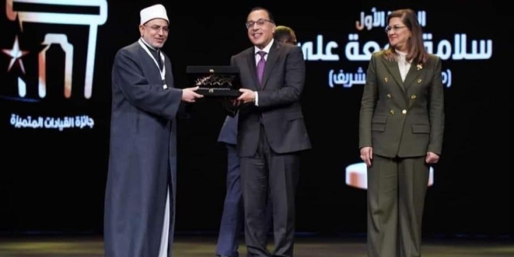 رئيس مجلس الوزراء يكرم الدكتور سلامة داود لفوزه بجائزة القيادات المتميزة «المركز الأول» عن فترة رئاسته لقطاع المعاهد الأزهرية