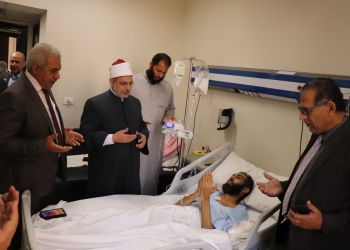 رئيس جامعة الأزهر يقوم بزيارة الباحث محمود وهبة وتهنئته ويعلن تحمل الجامعة لنفقات العلاج كاملة