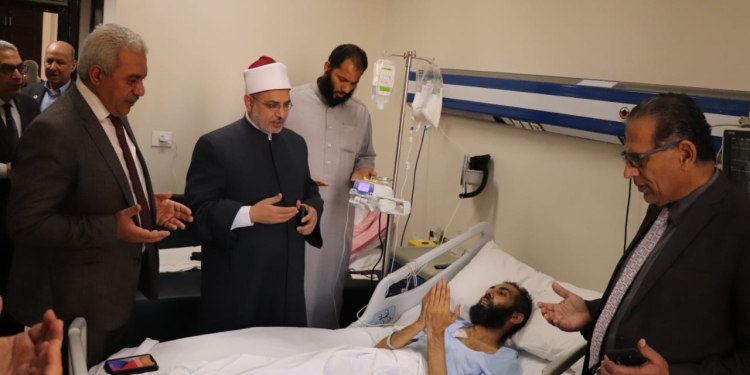 رئيس جامعة الأزهر يقوم بزيارة الباحث محمود وهبة وتهنئته ويعلن تحمل الجامعة لنفقات العلاج كاملة