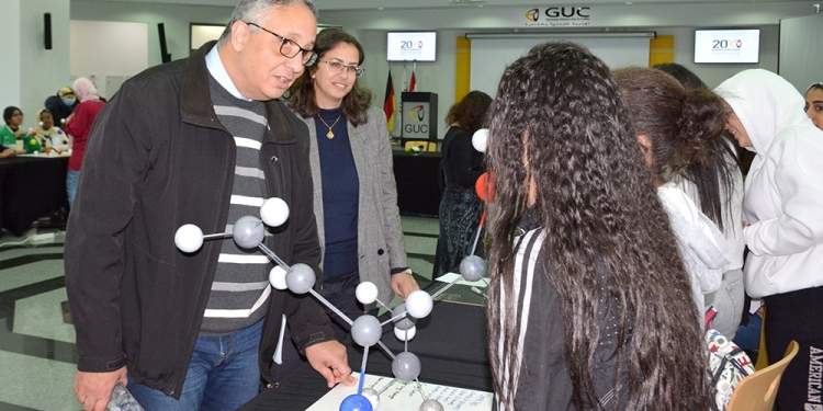 معرض لنماذج ثلاثية الأبعاد للمركبات الدوائية بصيدلة الألمانية بالقاهرة