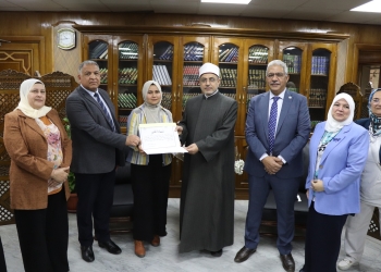 رئيس جامعة الأزهر يكرم طالبات تمريض لحصولهن على المركز الأول في فعاليات مؤتمر كلية التمريض بجامعة قناة السويس