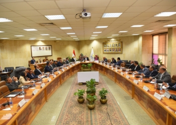 وزير التعليم العالي يستعرض تقريرًا حول المجلس الأعلى لشئون خدمة المجتمع وتنمية البيئة