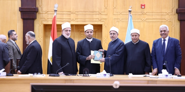 مجلس جامعة الأزهر يكرم فرماوي وخطاب مشيدًا بفوزهما بالمراكز الأولى في المسابقة العالمية للقرآن الكريم