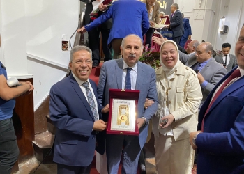 نقابة الأطباء تكرم أستاذًا بطب الأزهر وتمنحه لقب: الطبيب المثالي