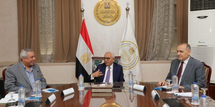 «حجازي» يوجه بإعداد دراسة حول آليات التوسع بمدارس STEM