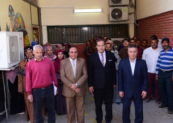 رئيس جامعة سوهاج يوزع كرتونة رمضان للعاملين الأكثر احتياجًا